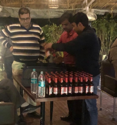  Five Held To Serve Liquor And Flavoured Muka In Gurugram After Midnight-TeluguStop.com