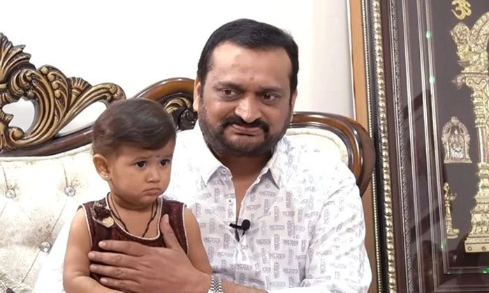  Bandla Ganesh Adopted A Child Netizen Comments Viral-బండ్ల గణేష్ మనసు బంగారం.. ఆ పని చేసి నెటిజన్స్ మనసు దోచేశాడుగా-Latest News - Telugu-Telugu Tollywood Photo Image-TeluguStop.com