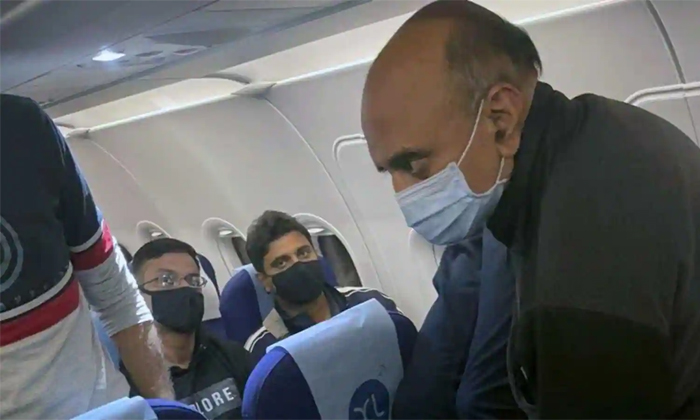  Cabinet Minister Saves Life Of A Passenger Mid-air Details, Delhi-mumbai Indi,go-TeluguStop.com
