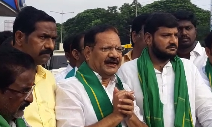  Former Minister Nakka Ananda Babu Laid A Wreath At The Statue Of Potti Sri Ramul-TeluguStop.com