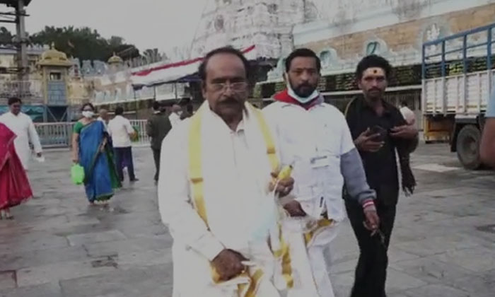  Paruchuri Gopalakrishna, Rk Roja Visiting Thirumala Srivastava, Gopalakrishna-TeluguStop.com