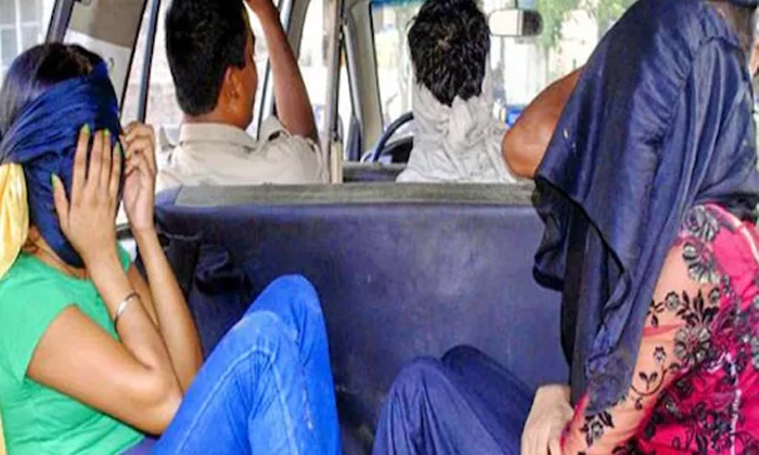  Nalgonda Police Sudden Raid On Prostitution Home, Nalgonda Police, Sudden Raid,-TeluguStop.com