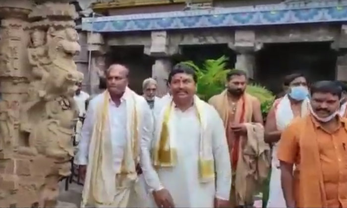 Srisailam Bhramaramba Mallikarjuna Revenue Minister Vellampalli Srinivasa Rao Vi Srisailam Bhramaramba Mallikarjuna Revenue Minister Vellampalli Srinivasa Rao Vi-TeluguStop.com