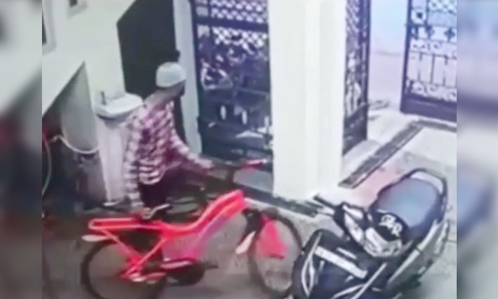  The Thief Who Wanted To Ride A Bicycle  Meanwhile A Shocking Twist, Bicycle, Cra-TeluguStop.com