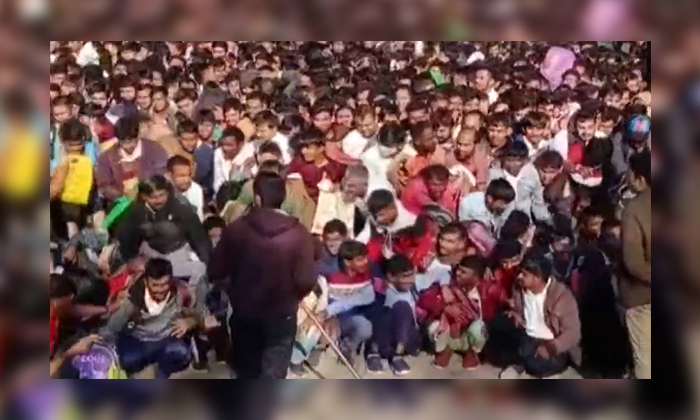  Viral Video  Young People Who Went For Gram Rakshak Dal Jobs Details, Gram Raksh-TeluguStop.com