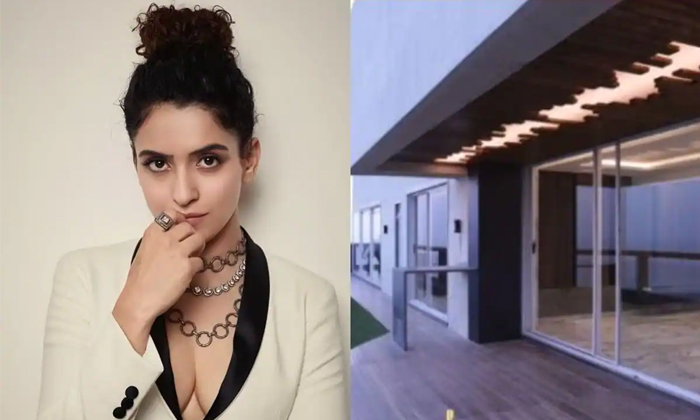  Actress Sanya Malhotra Bought New Home In Zuhu Next To Hrithik Roshan Home, Kri-TeluguStop.com