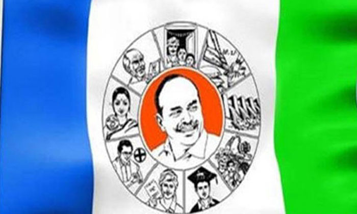  Seniors Vs Juniors In Ycp  Whats In Jagan Mind  Jagan, Ycp, Ap Potics , Ysrcp ,-TeluguStop.com