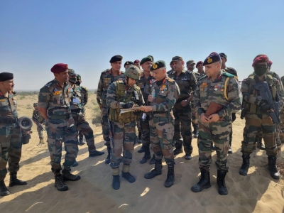  Army Chief Visits Jaisalmer, Reviews Dakshin Shakti Exercise-TeluguStop.com
