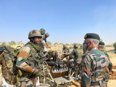  Army Chief Visits Jaisalmer, Reviews Dakshin Shakti Exercise-TeluguStop.com
