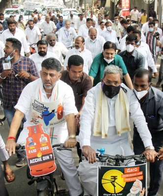  Photo Of Sardar Patel Being Placed By Cong Leaders – Video-TeluguStop.com