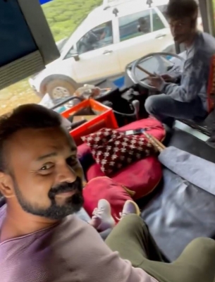  Driver’s Self-taught Flute Skills Impress Malayalam Actor Kunchacko Boban-TeluguStop.com