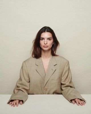  Emily Ratajkowski Claims That Her Last Meal Will Be The’strangled Clergy&#-TeluguStop.com
