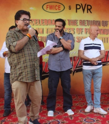  Film Industry Workers Congratulate Rohit Shetty On His ‘sooryavanshi’ Su-TeluguStop.com