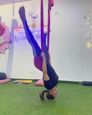  Himanshi Khurana Uses Aerial Silk To Improve Her Fitness-TeluguStop.com