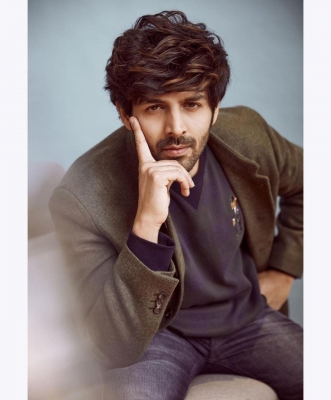  Kartik Aaryan Raises The Cool Factor With His Bizarre Shirt-TeluguStop.com