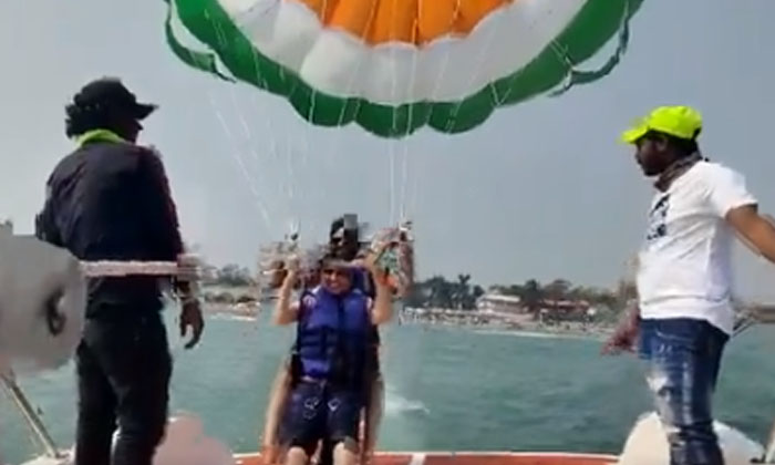  Couple Narrowly Escapes Tragedy After Rope Snaps While Parasailing, Couple Paras-TeluguStop.com