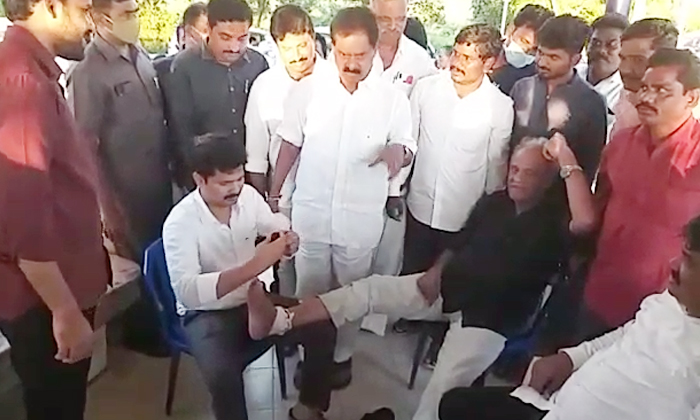  Leg Injury For Cpi Leader Narayana Ycp Tirupathi Mp Gurumruthy Gave Physiotherap-TeluguStop.com