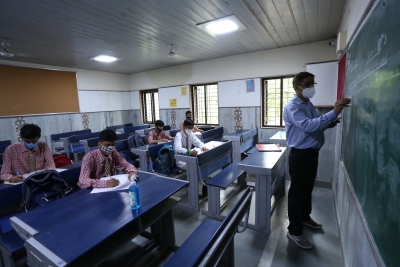  The Parliamentary Committee On Education Met With Class 9 Students-TeluguStop.com