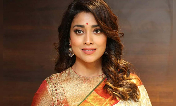  Actress Shriyasaran Photos Goes Viral In Social Media,actress Shriyasaran , Toll-TeluguStop.com
