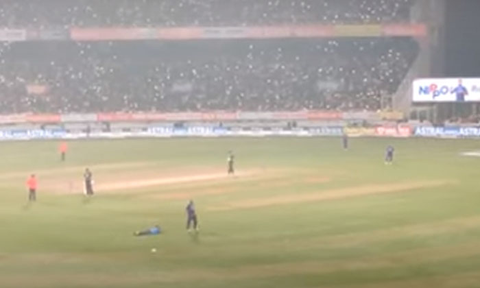  A Fan Who Came On The Ground And Fell On Rohit's Legs  Viral Video, Rohith, Spor-TeluguStop.com