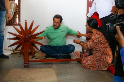  Salman Attempts His Hand At ‘charkha” In Sabarmati Ashram-TeluguStop.com