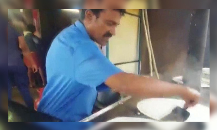  Superstar Rajnikanth Fan Selling Dosa For One Rupee Due To Annatthhe Movie Relea-TeluguStop.com