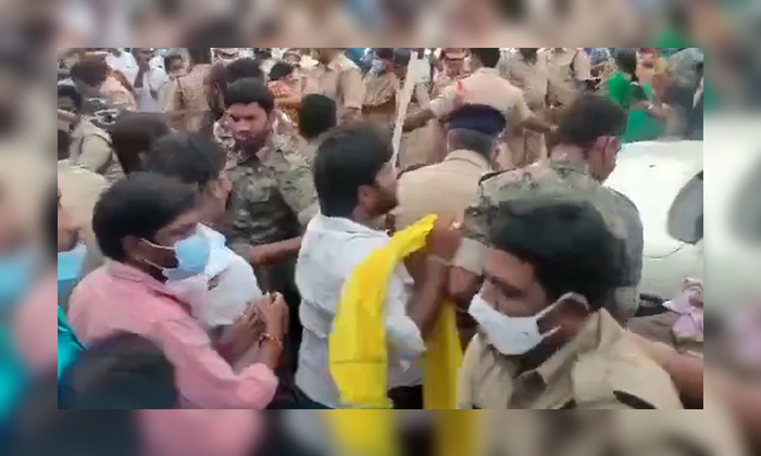  Tdp Activists Surrounded Mangalagiri Mla Vehicle, Tdp Activists, Surrounded, Man-TeluguStop.com