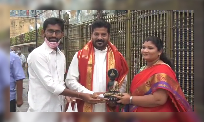  Telangana Congress Pcc Chief Revanth Reddy Visited Tirumala Today, Telangana Con-TeluguStop.com