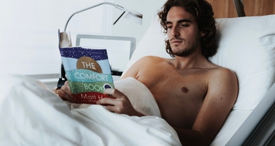  Tsitsipas Posts An Image Of Him In Hospital With A Heavily-bandaged Arm-TeluguStop.com