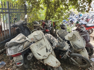  Unclaimed Vehicles Become Junk At Many Delhi Metro Stations-TeluguStop.com