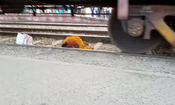  Up Woman Luckily Saves While Trying To Cross The Goods Rail-అదృష్టం అంటే ఇదేనేమో.. గూడ్స్ రైలు కింద మహిళ.. ఆ తరువాత..-General-Telugu-Telugu Tollywood Photo Image-TeluguStop.com