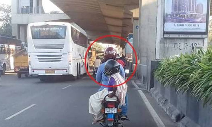 Viral Pic   The Cart Is Small . The Life Is Big Bro, Viral Pic,  Helmet,  Safe D-TeluguStop.com