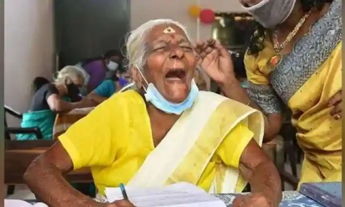  Viral Netizens Fidaa For This Old Woman Talent Details, Old Women, Talent, Lates-TeluguStop.com