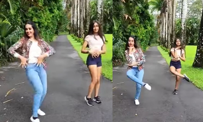  Actress Laya Dancing With Daughter Viral Video, Actress Laya, Srinu Vaitla, Nri-TeluguStop.com