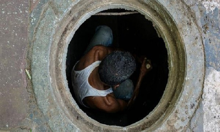  Dalit Employee Forced To Clean Manhole At Hospital Details, Breaking News,dalit-TeluguStop.com