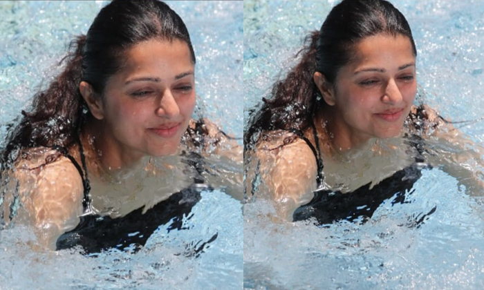  Telugu Veteran Actress Bhumika Chawla Looks Stunning In Swim Attire, Bhumika Cha-TeluguStop.com
