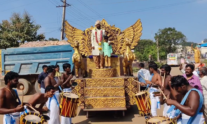  Viral Pic Groom Marching On The Bahubali Throne Details, Viral Pic, Bahubali Mar-TeluguStop.com