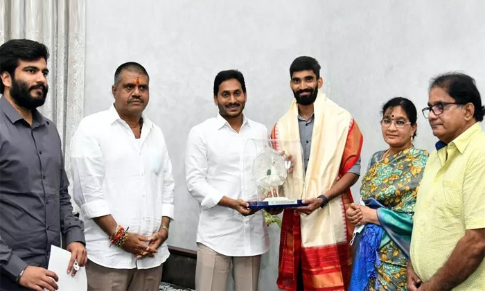  Ap Cm Jagan Felicitates Indian Shuttler Kidambi Srikanth Details, Ap Cm Jagan, F-TeluguStop.com