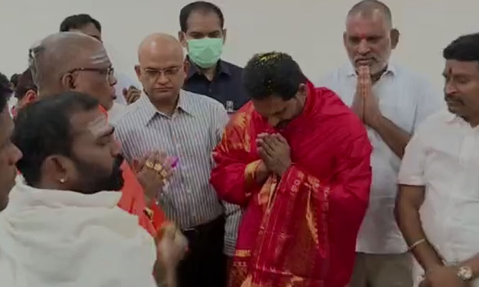  Cm Ys Jagan's Birthday Celebrations At Thadepalli Camp Office, Cm Jagan , Birth-TeluguStop.com