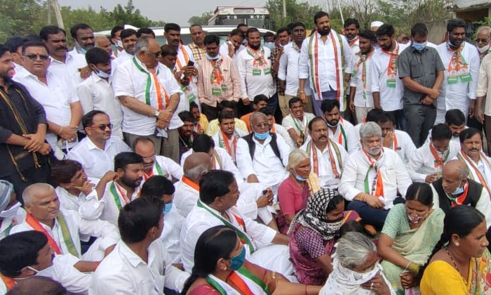  Congress Party V Hanumantha Rao Protest For Not Allowing Into The Vikarabad Coll-TeluguStop.com