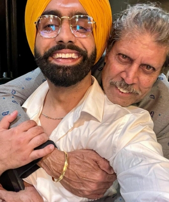  Fanboy Ammy Virk Poses With Stars Of 1983; Special Screening For Anurag Thakur-TeluguStop.com