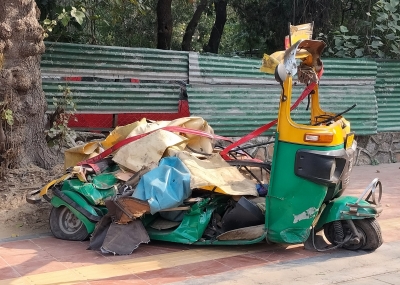  Four Die As Truck Overturns On Auto Near Delhi’s Igi Stadium-TeluguStop.com