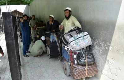 Hundreds Of Afghans Stranded At Iran Border Hundreds Of Afghans Stranded At Iran Border-TeluguStop.com