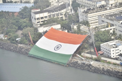  Indian Navy Unveils World’s Largest National Flag In Mumbai-TeluguStop.com