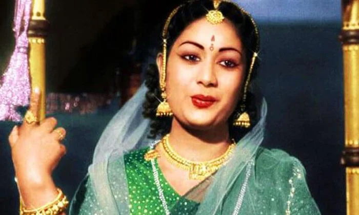  Interesting Facts About Star Heroine Mahanati Savitri Movies-మహానటి సావిత్రి ఆస్తులు ఆమ్ముకోవడానికి కారణమైన సినిమా ఏదో తెలుసా-Latest News - Telugu-Telugu Tollywood Photo Image-TeluguStop.com