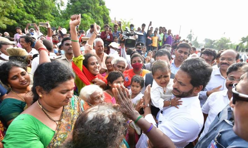  Okeokadu Movie Scene During Cm Jagan Flood Tour-సీఎం జగన్ వరద ప్రాంతాల పర్యటనలో ఒకే ఒక్కడు సినిమా సీన్..-Political-Telugu Tollywood Photo Image-TeluguStop.com