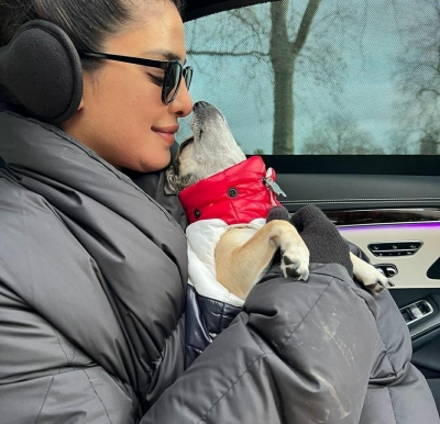  Priyanka Chopra, Aka Paw-pular, Enjoys Her Day With Her Fur Pals At Work-TeluguStop.com