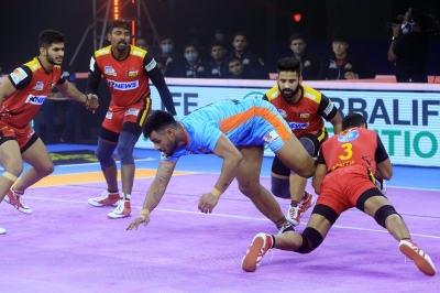  Pkl 8: Pawan Sehrawat Shines As Bengaluru Bulls Beat Bengal Warriors-TeluguStop.com