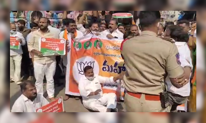 Police Arrest Bjp Leaders Protesting At Secunderabad Mahakali Temple Details, Po-TeluguStop.com