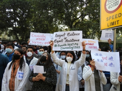  Resident Doctors Continue Strike, Threaten Mass Resignation-TeluguStop.com